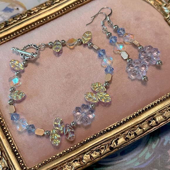 Handmade Earrings & Bracelet Set Floral Design Periwinkle Blue & Purple Flowers - Picture 1 of 11
